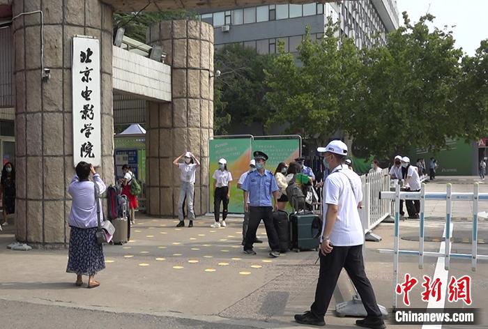 中戏北影新生报到：经历稀奇艺考的他们如何筹划未来？