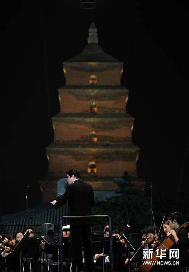 西安：大雁塔下公演用音乐出现生活之美