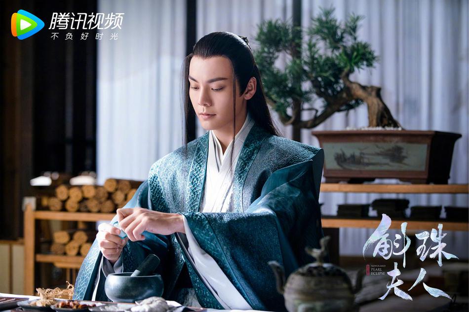 《斛珠夫人》杀青 陈伟霆陈小纭晒花絮照告别角色