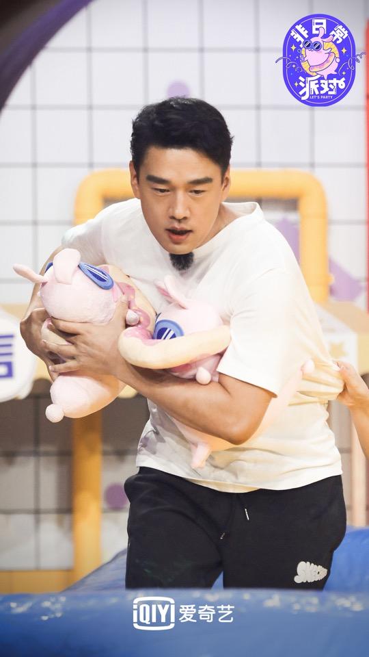 王耀庆多档综艺霸屏 与虞书欣互动笑点满满