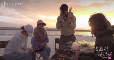 《很开心认识你》周迅阿雅李沁“追星”之旅 体验光绘艺术