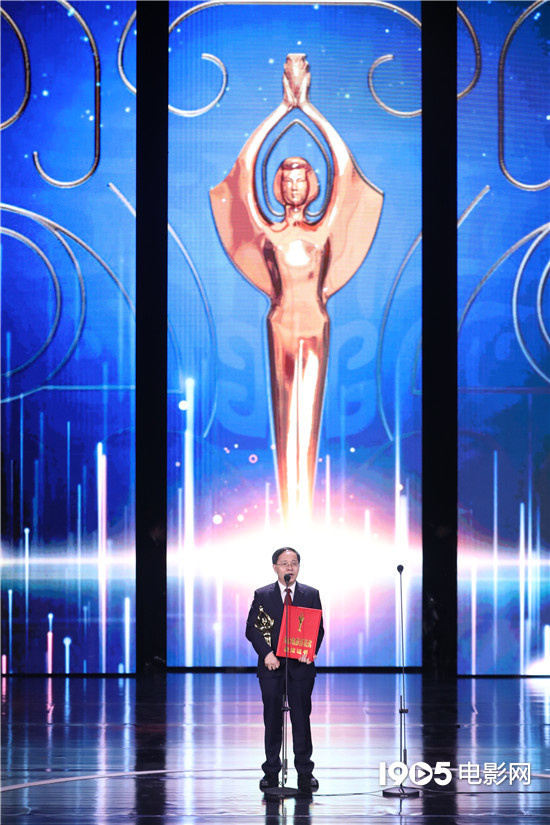 周冬雨易烊千玺捧百花奖 《祖国》荣获最佳影片