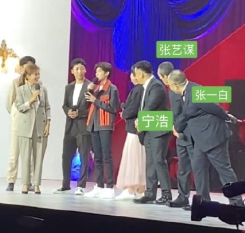 接受目光关爱！王源出席《家乡》首映被导演们围观