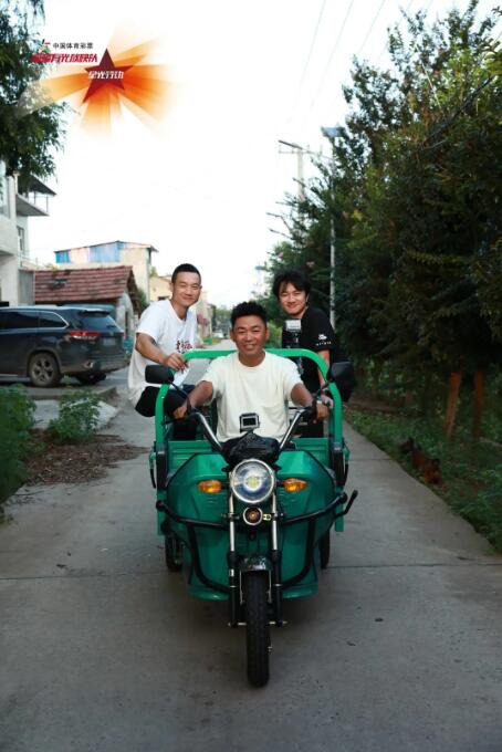 《温暖有光放映队》请抗洪防疫英雄看电影