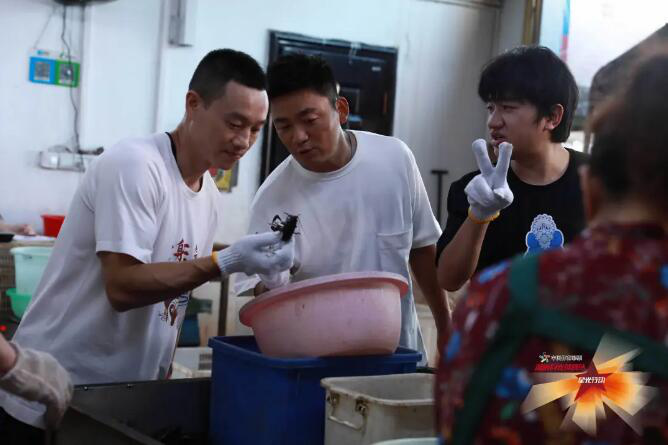 《温暖有光放映队》请抗洪防疫英雄看电影