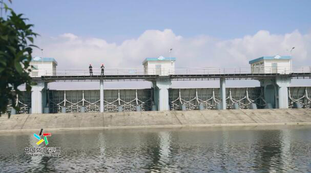 《温暖有光放映队》请抗洪防疫英雄看电影