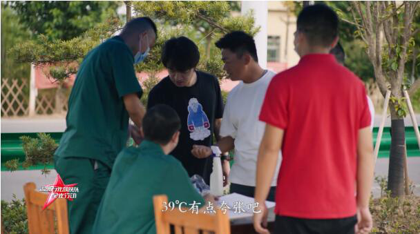 《温暖有光放映队》请抗洪防疫英雄看电影