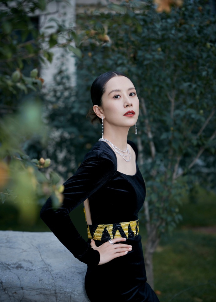 海清出席飞天奖颁奖典礼 丝绒长裙阐明复古气质