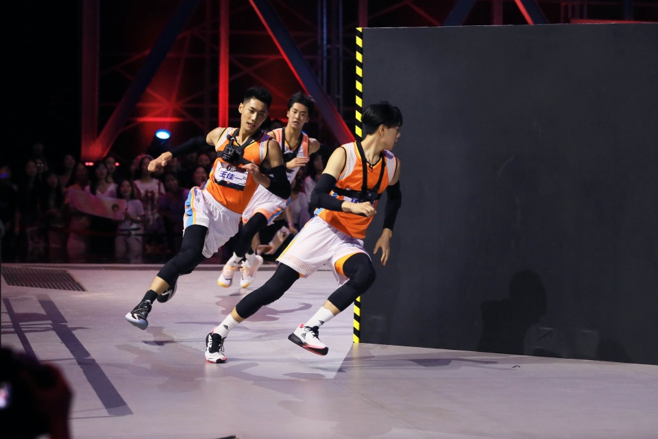 《运动吧少年》收官 总决赛六强少年激烈角逐