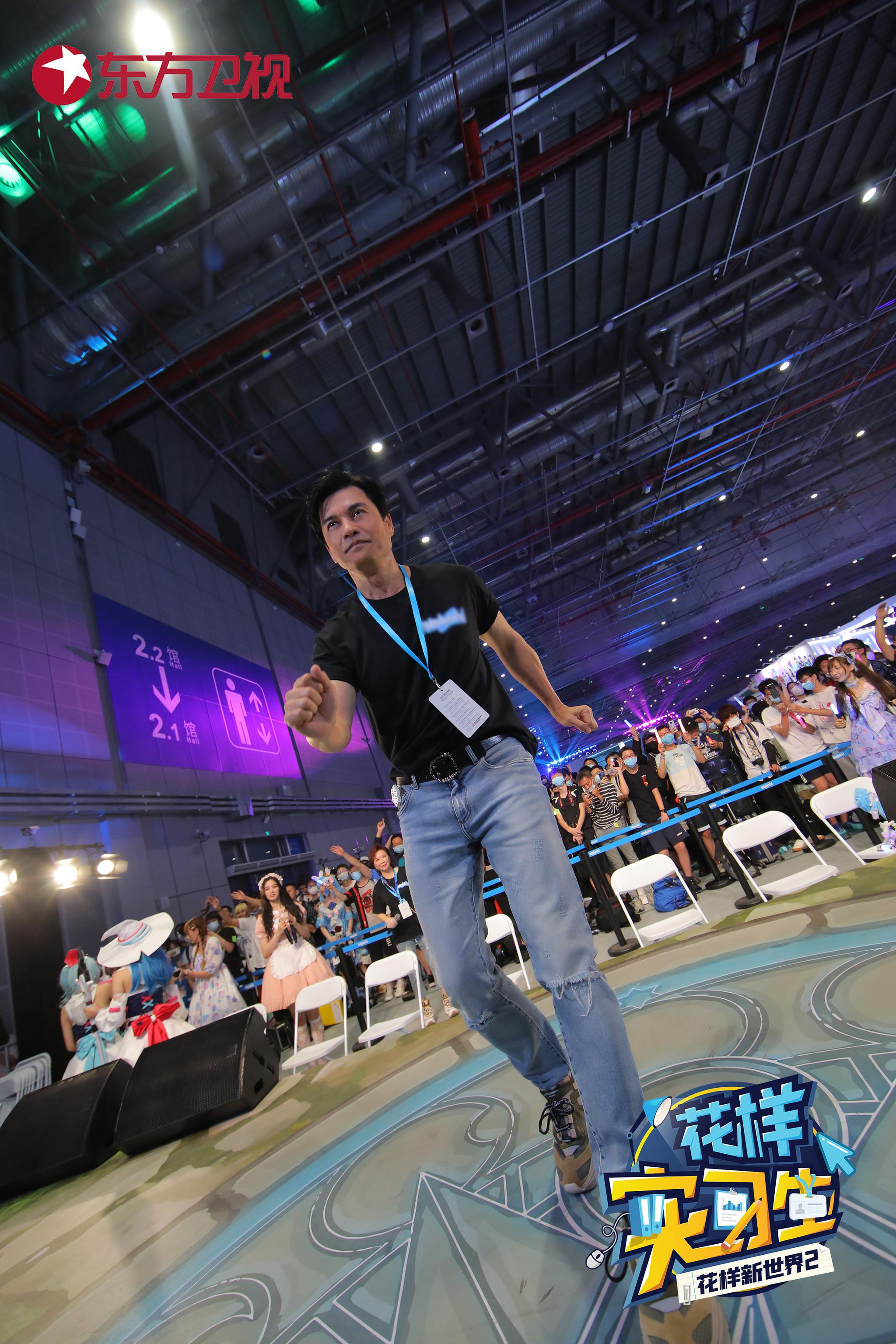 《技能实习生》蔡明收官告别会慷慨落泪