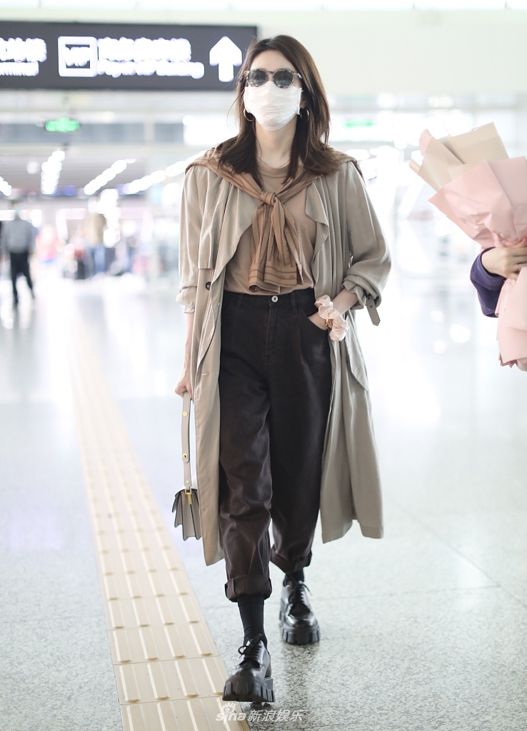 江疏影穿风衣又酷又飒 获粉丝送鲜花礼品人气火爆