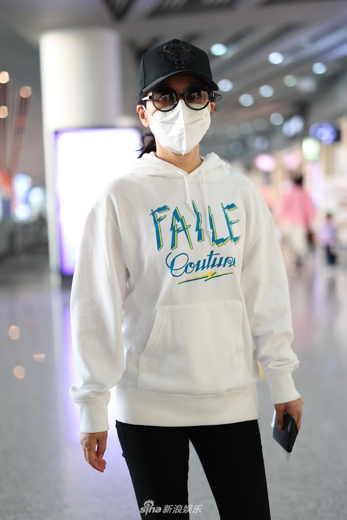 闫妮卫衣配黑裤空隙范儿十足 44岁状态佳令人爱慕