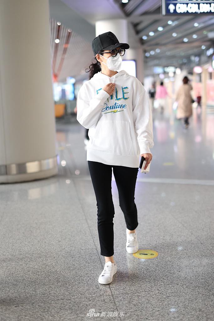 闫妮卫衣配黑裤空隙范儿十足 44岁状态佳令人爱慕