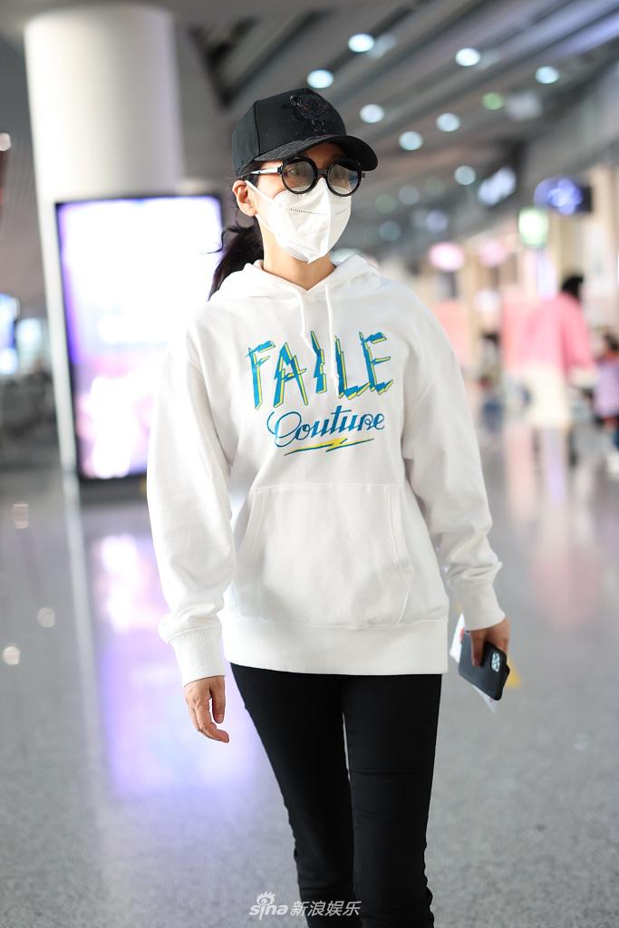 闫妮卫衣配黑裤空隙范儿十足 44岁状态佳令人爱慕