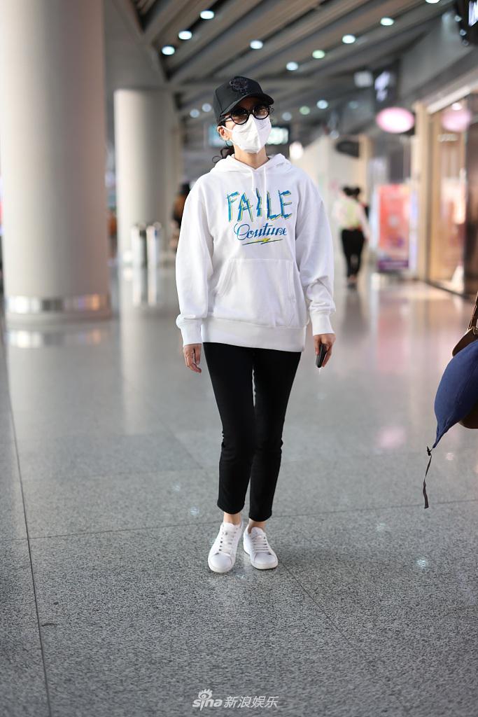 闫妮卫衣配黑裤空隙范儿十足 44岁状态佳令人爱慕