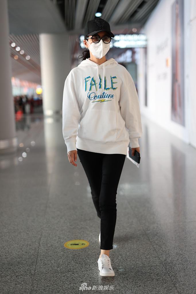 闫妮卫衣配黑裤空隙范儿十足 44岁状态佳令人爱慕