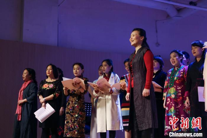 龚琳娜带北京中小学音乐先生唱古诗词“留住中国声乐”