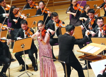 百年乐团为94年指挥、95后首席开启聚光灯