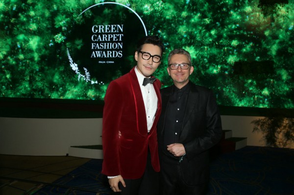 胡兵穿20年前西装致敬经典 践行环保理念