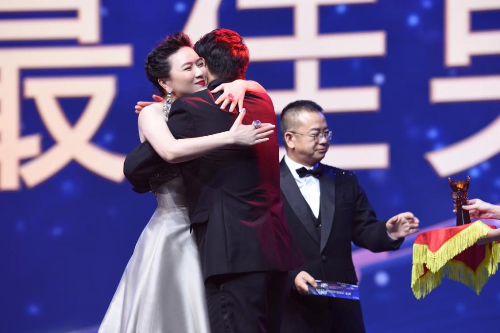 田海蓉华鼎奖为王景春颁奖 同窗友谊地久天长