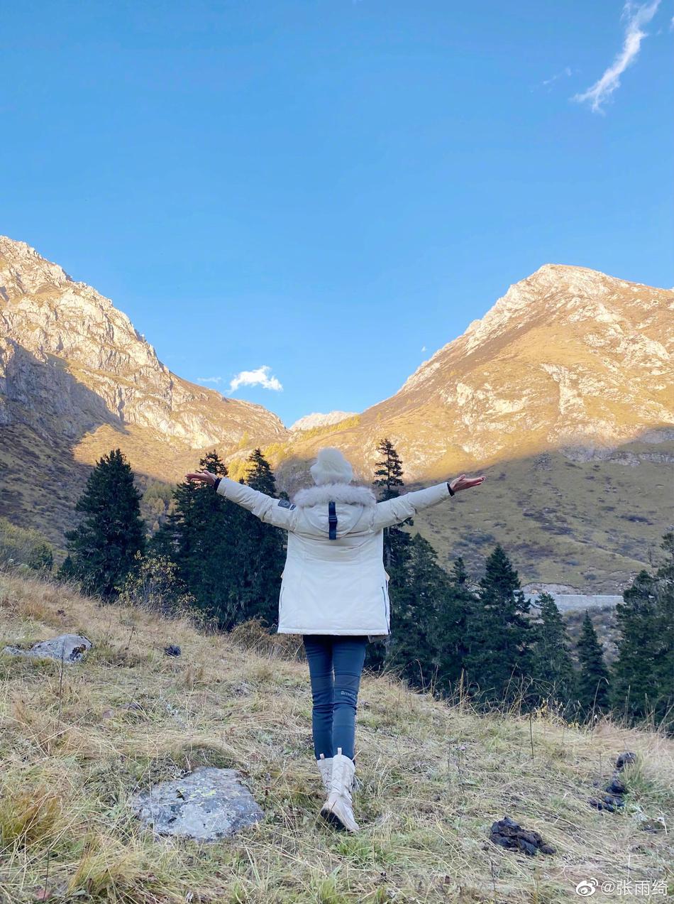 张雨绮晒《鬼吹灯》杀青片场照