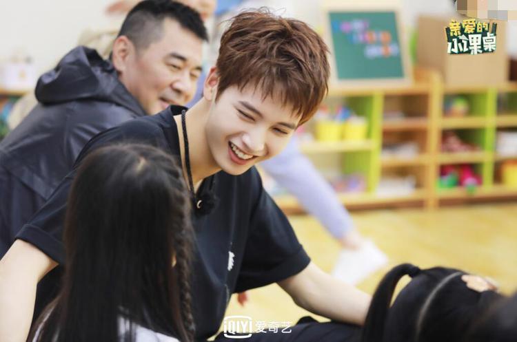 《亲爱的小课桌》热播 嘉宾们分享各自经历