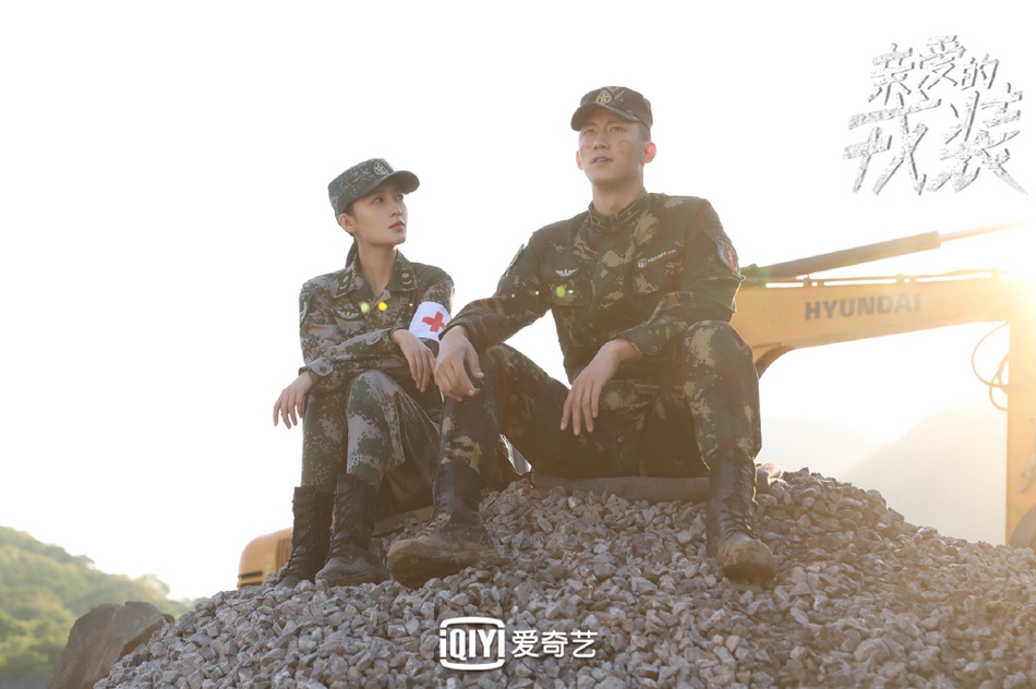 《亲爱的戎装》心动海报发布 黄景瑜李沁甜蜜对视牵手