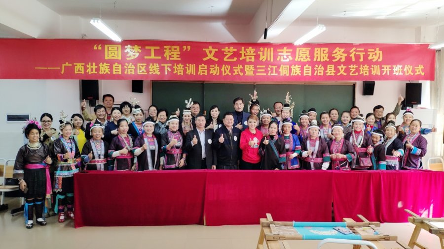 浓情重阳节 文艺志愿者乌兰图雅助力“圆梦工程”爱心在举措