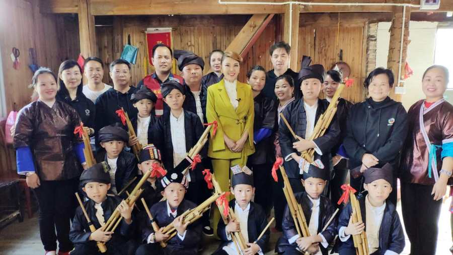 浓情重阳节 文艺志愿者乌兰图雅助力“圆梦工程”爱心在举措