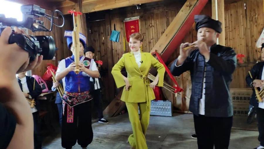 浓情重阳节 文艺志愿者乌兰图雅助力“圆梦工程”爱心在举措