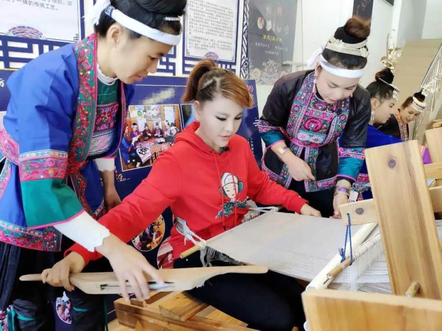 浓情重阳节 文艺志愿者乌兰图雅助力“圆梦工程”爱心在举措