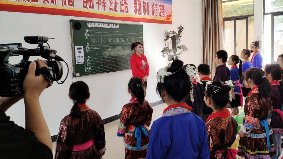 浓情重阳节 文艺志愿者乌兰图雅助力“圆梦工程”爱心在举措