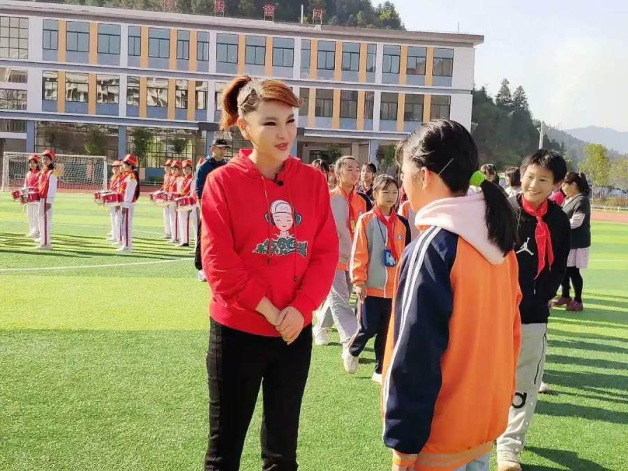 浓情重阳节 文艺志愿者乌兰图雅助力“圆梦工程”爱心在举措