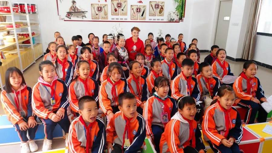 浓情重阳节 文艺志愿者乌兰图雅助力“圆梦工程”爱心在举措