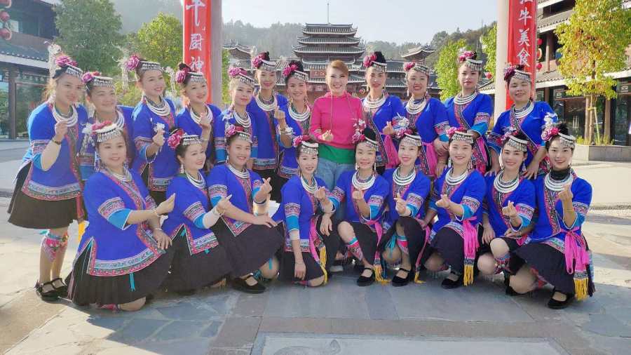 浓情重阳节 文艺志愿者乌兰图雅助力“圆梦工程”爱心在举措