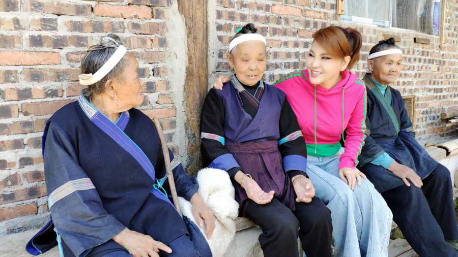 浓情重阳节 文艺志愿者乌兰图雅助力“圆梦工程”爱心在举措