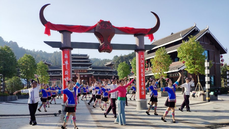 浓情重阳节 文艺志愿者乌兰图雅助力“圆梦工程”爱心在举措