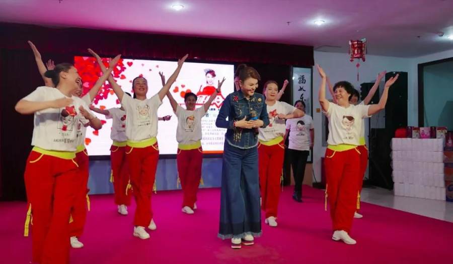 浓情重阳节 文艺志愿者乌兰图雅助力“圆梦工程”爱心在举措