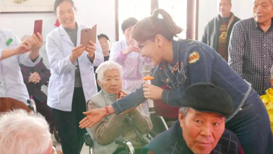 浓情重阳节 文艺志愿者乌兰图雅助力“圆梦工程”爱心在举措