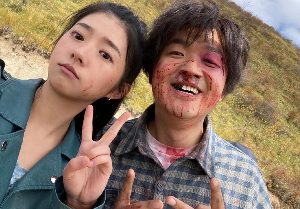 何蓝逗晒和包贝尔《游客陌生人》花絮合照 变身“鬼马兄妹”