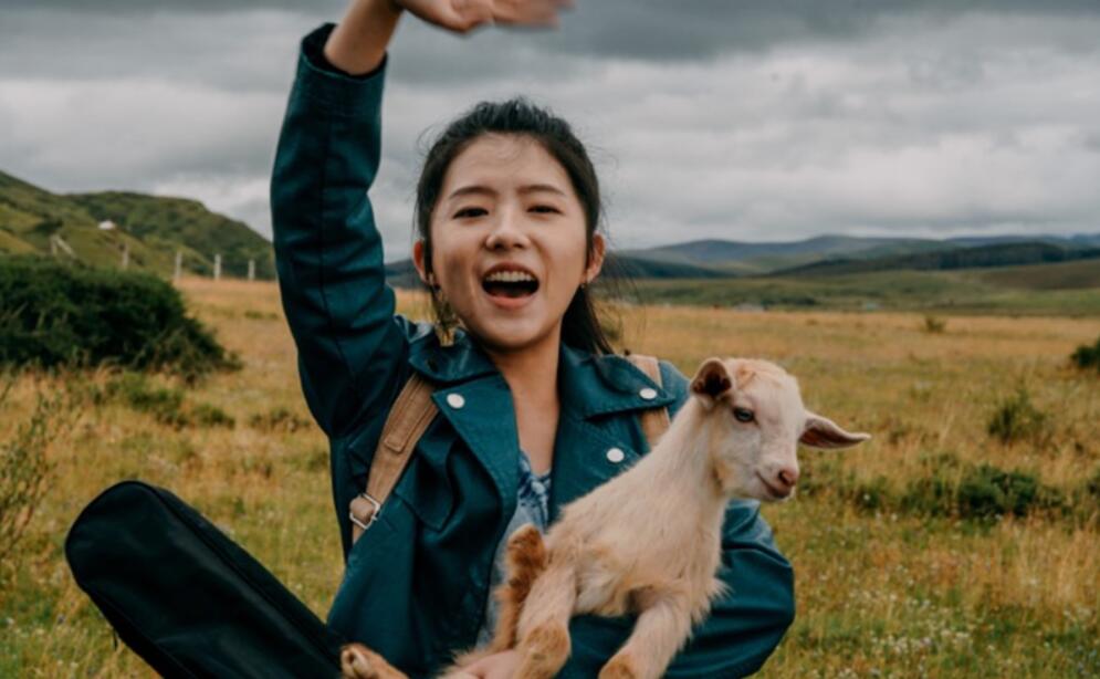 何蓝逗晒和包贝尔《游客陌生人》花絮合照 变身“鬼马兄妹”
