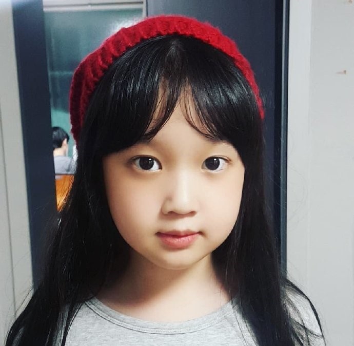 《1988》珍珠再晒近照 戴口罩出镜眼睛又大又圆