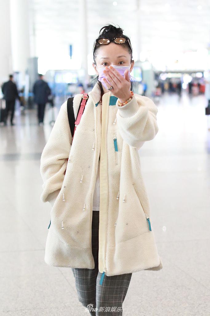 周迅扎半丸子头 穿毛毛外套手插兜保暖又可爱