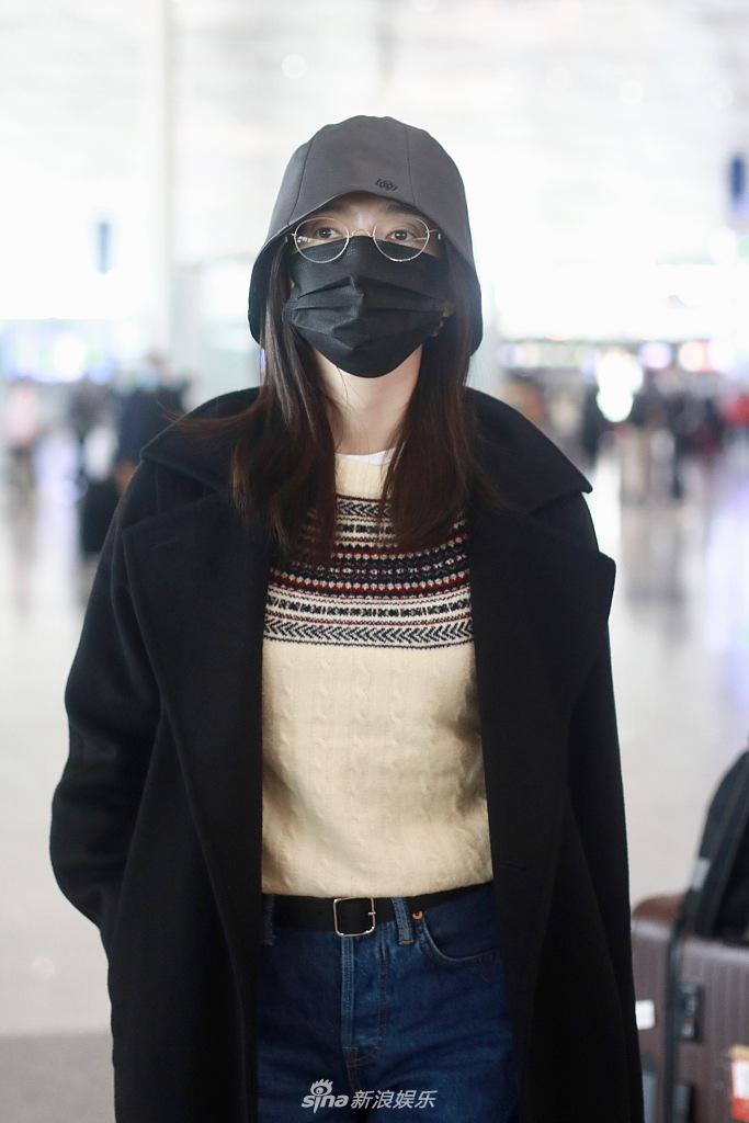 江疏影穿黑色大衣双手插兜 站姿霸气变大佬