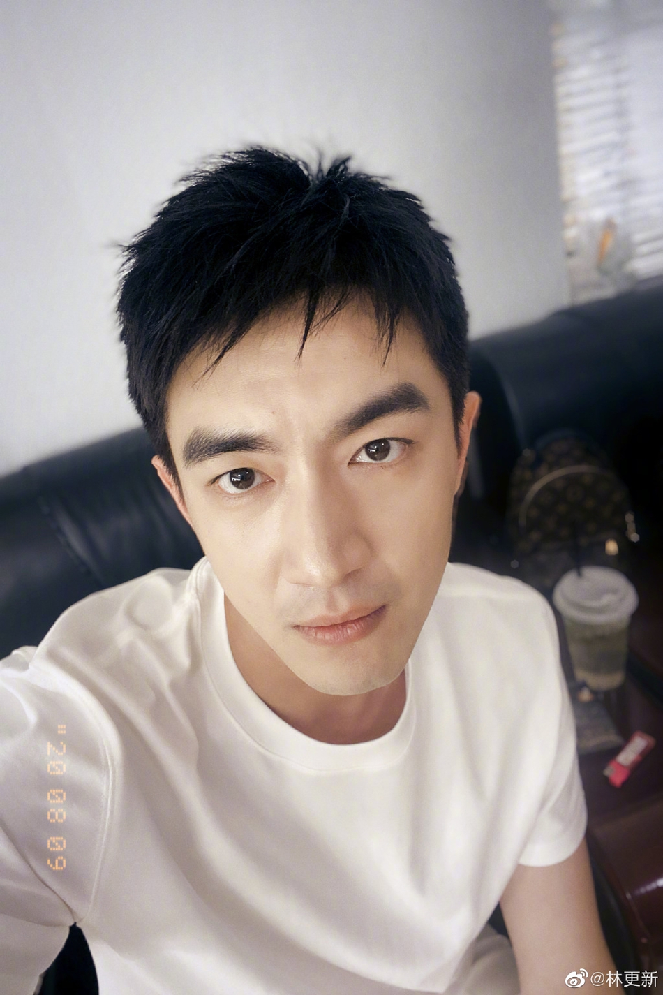 林更新花3元请粉丝看剧 看完还要交500字观后感