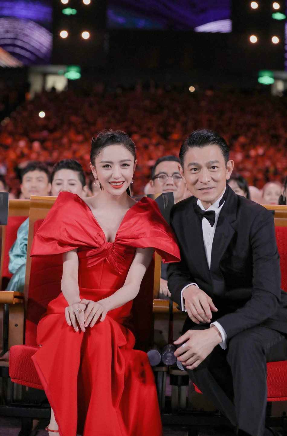 佟丽娅追星刘德华 晒同框合影还不忘讥诮贾玲