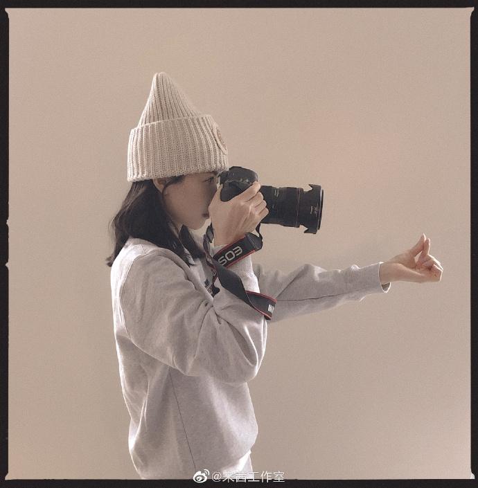 大摄影师！宋茜卫衣配毛线帽 变身摄影师文艺范十足