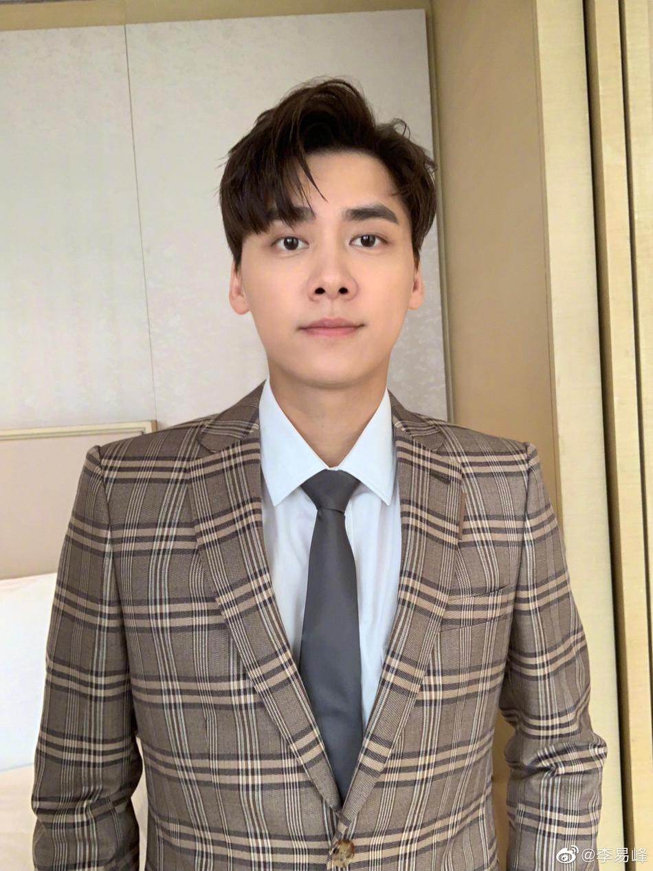 《隐秘而伟大》收官 李易峰晒谐音梗自拍告别顾耀东