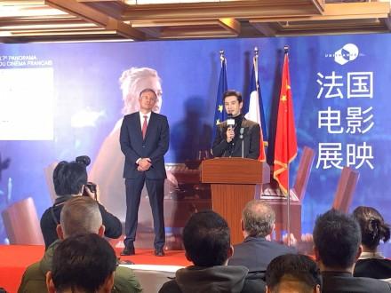 黄晓明获法兰西艺术与文学骑士勋章 剃须后显儒雅