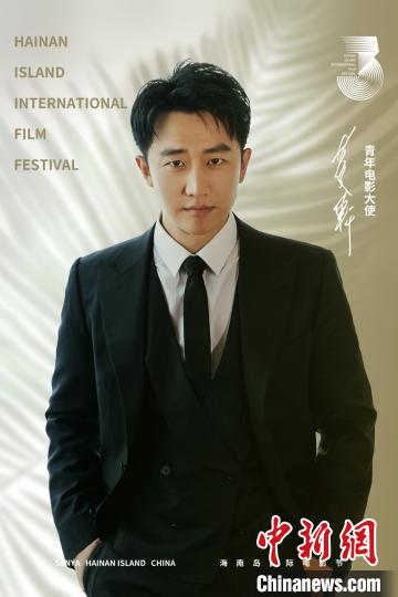 黄轩经受第三届海南岛国际电影节青年电影大使